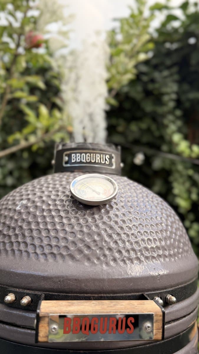 Rokende BBQGurus-kamado in de tuin