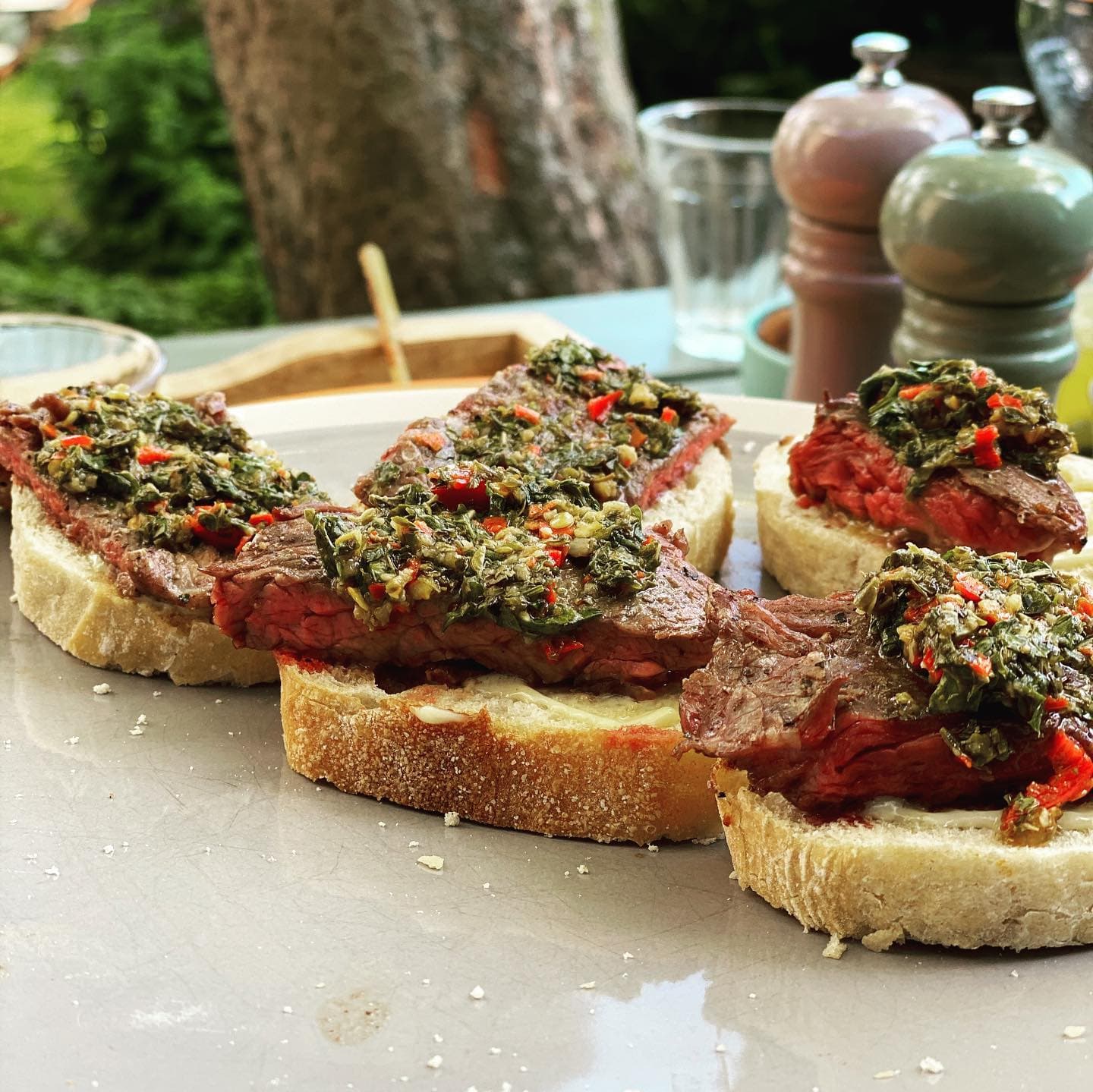 Bruschetta's met chimichurri en bavette, dik belegd