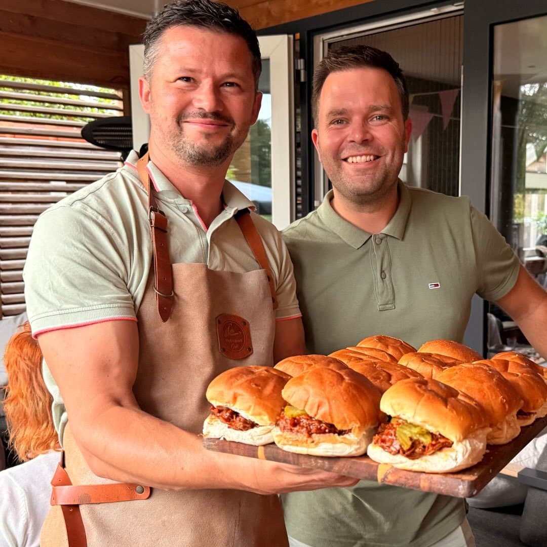 Martijn en Gerard met een plank vol steak sandwiches
