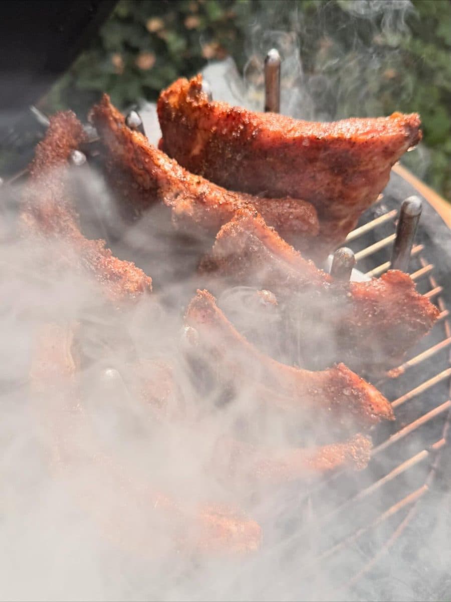 Ribs in het rek op de kettle, volop rook