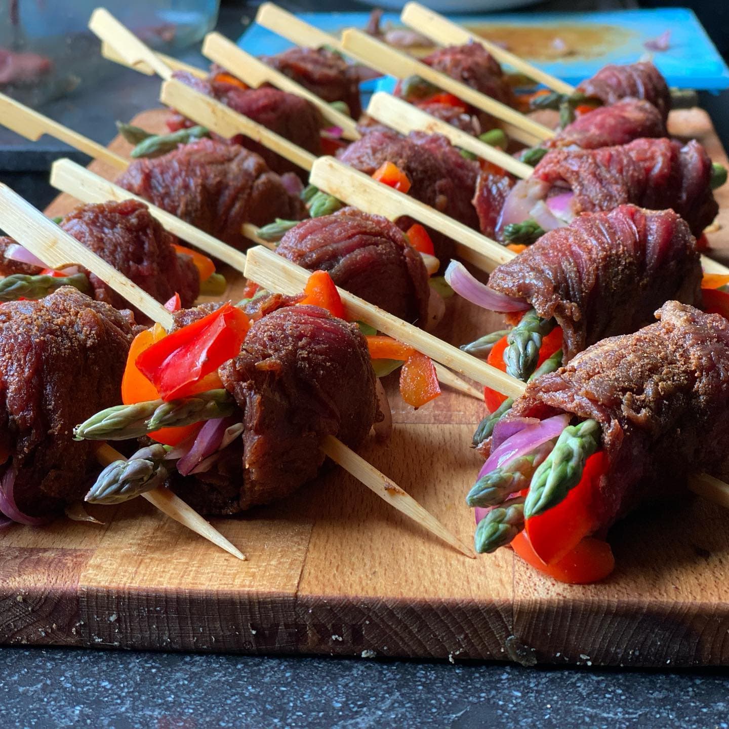 Bavette-rolletjes met asperge en paprika op spies