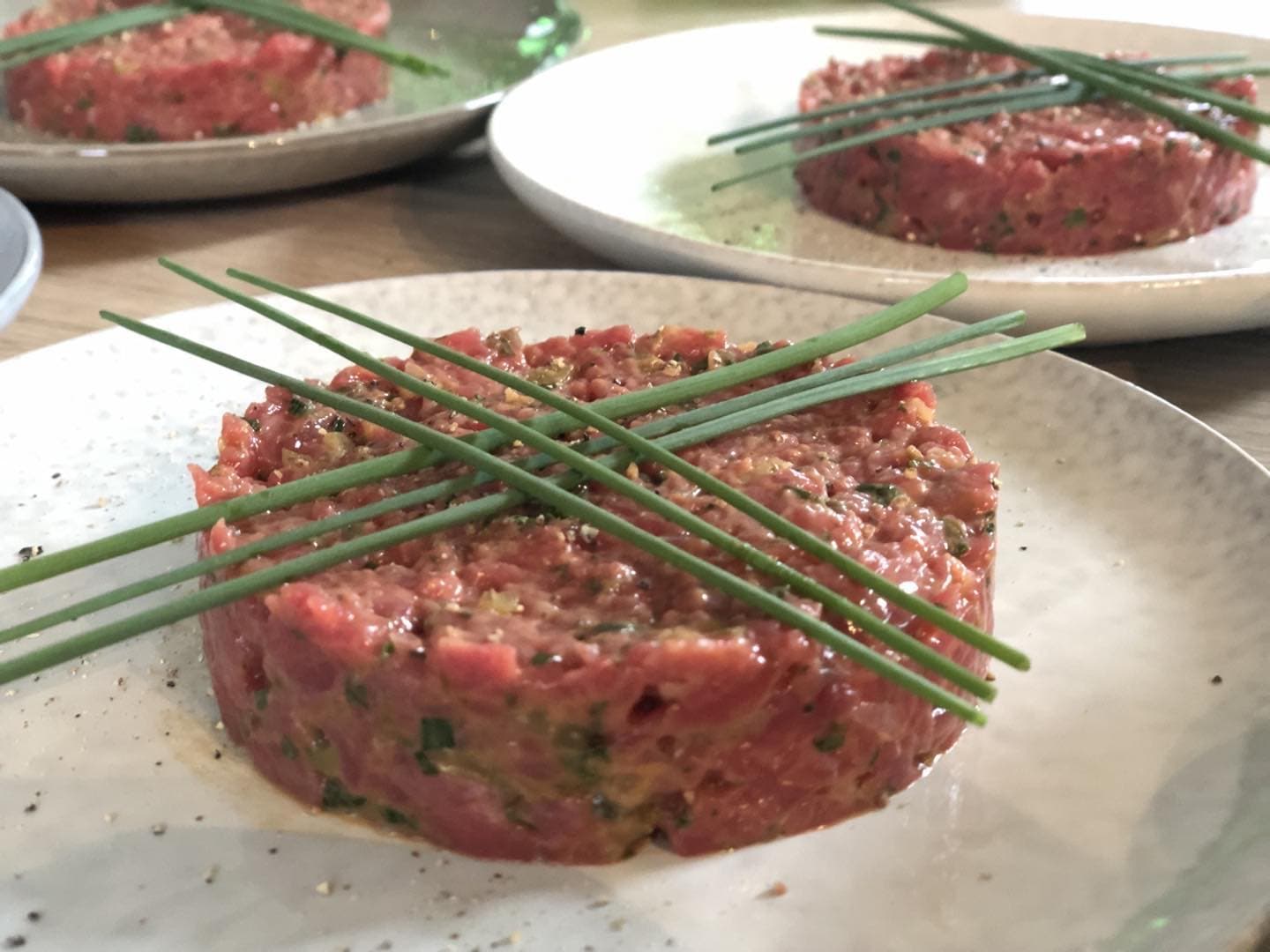 Vers gesneden bavette-tartaar met bieslook