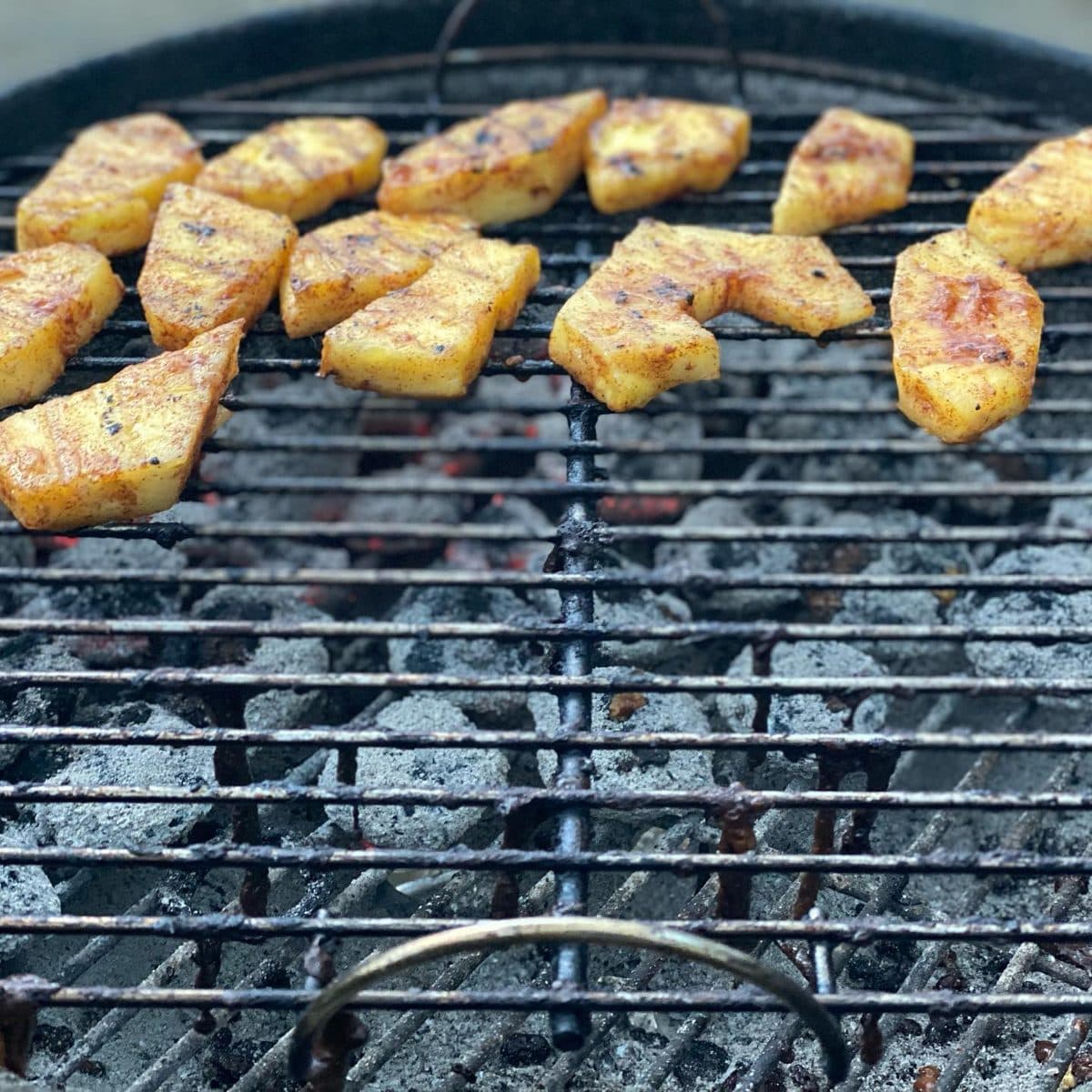 Plakken ananas met grillstrepen op het rooster