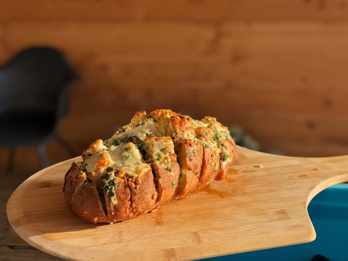 Goudbruin gevuld breekbrood op een houten plank