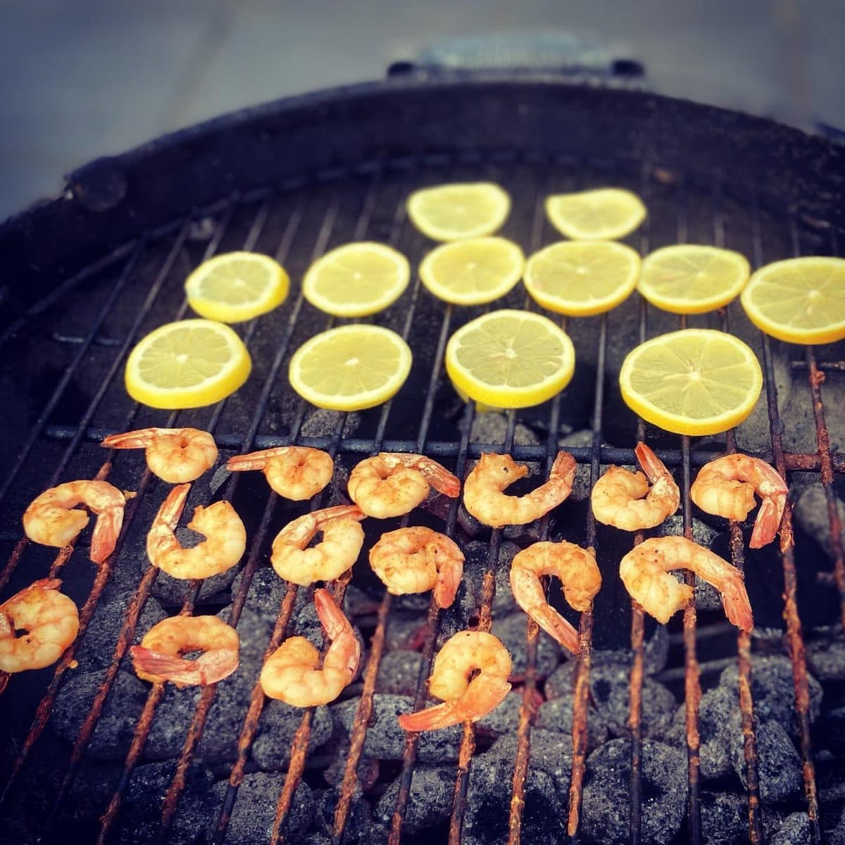 Gamba's en gegrilde citroen op het rooster