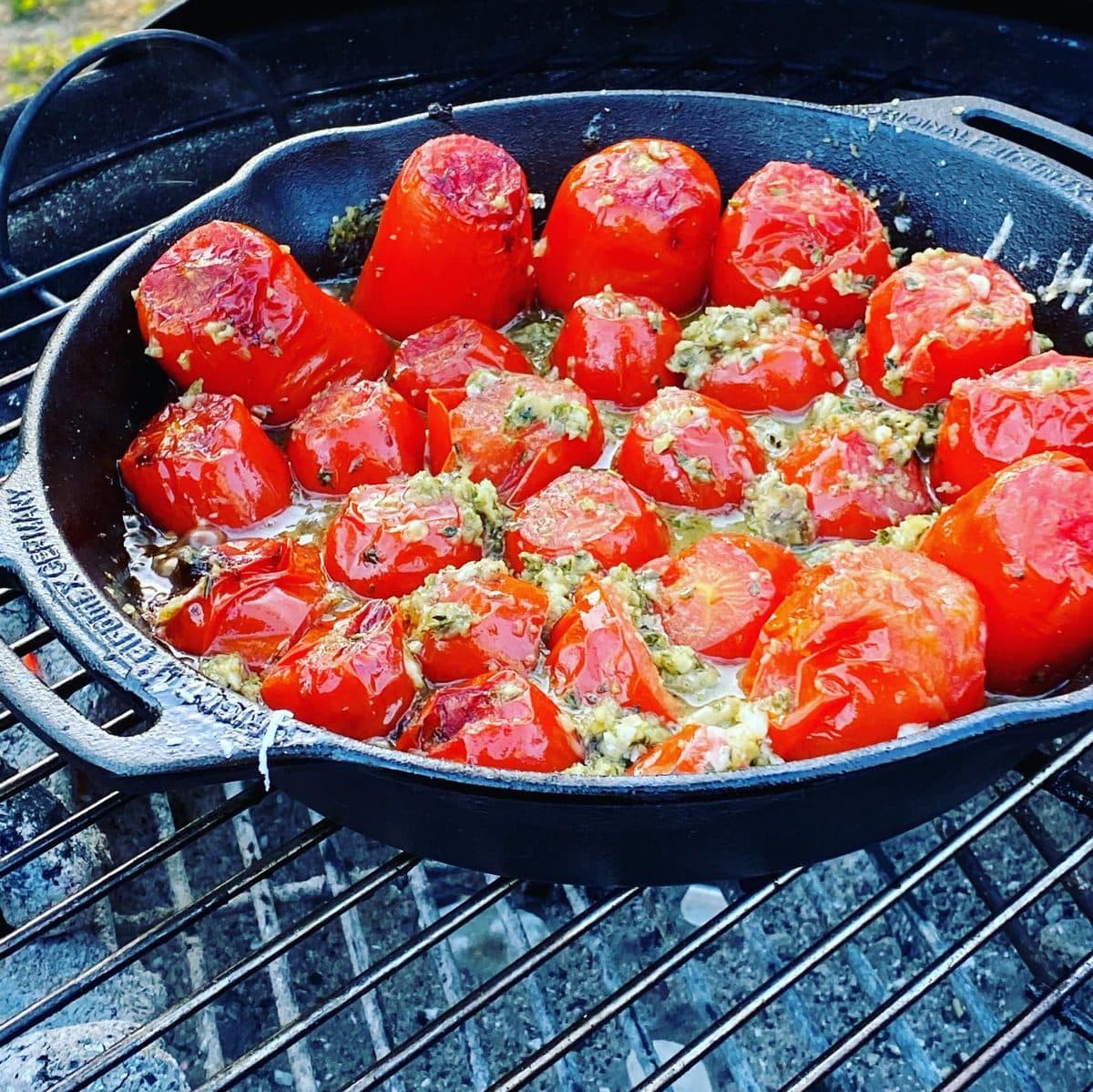 Gevulde tomaten in een gietijzeren pan op de barbecue