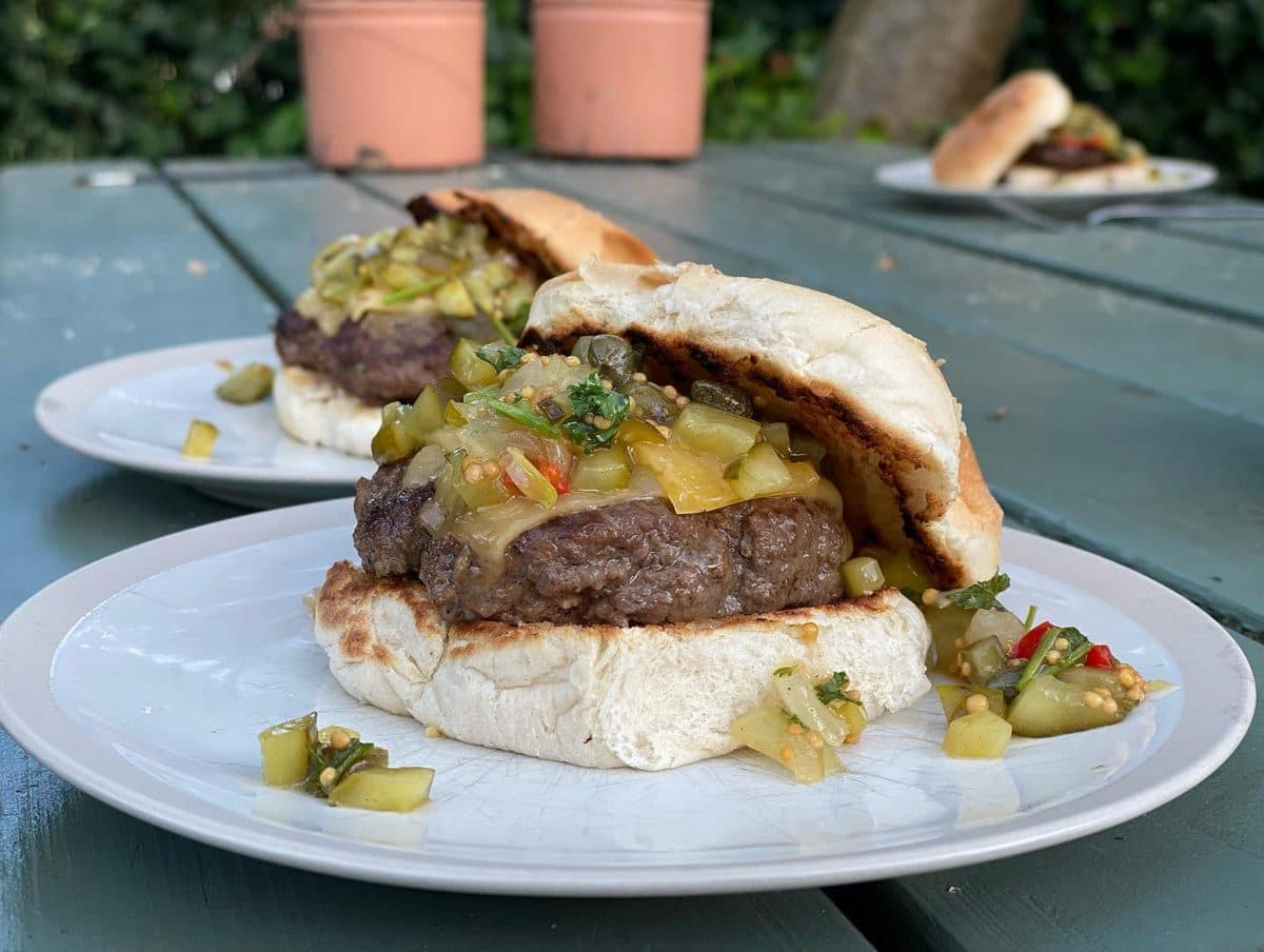 Kinderburger met frisse augurkenrelish op een bord