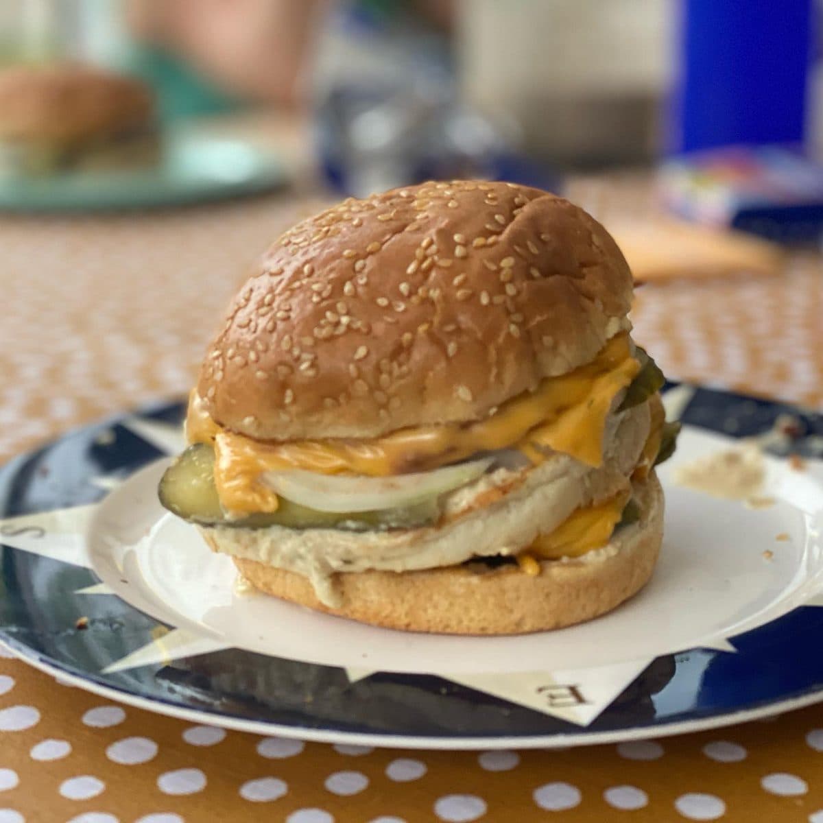 Dubbeldekker BigBBQ Burger met kaas en augurk op een bord