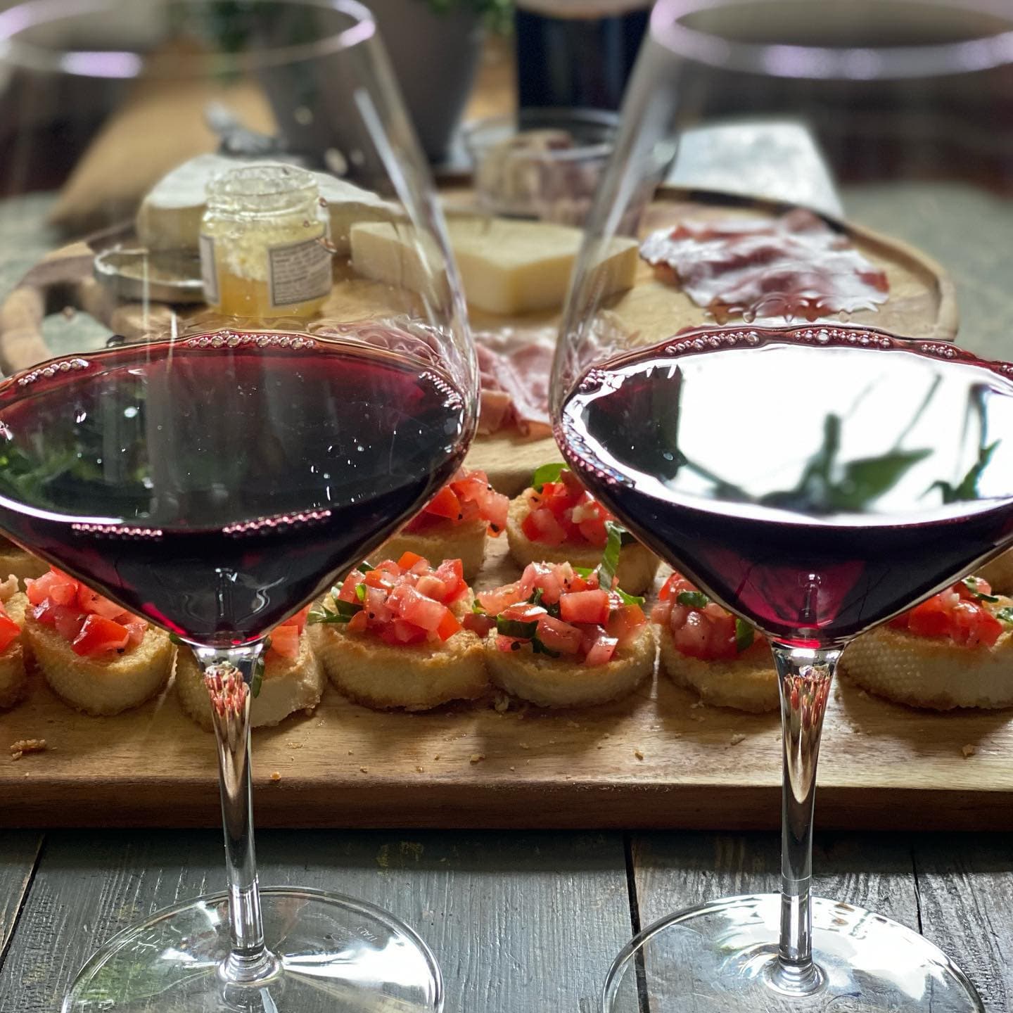 Bruschetta's met een glas rode wijn